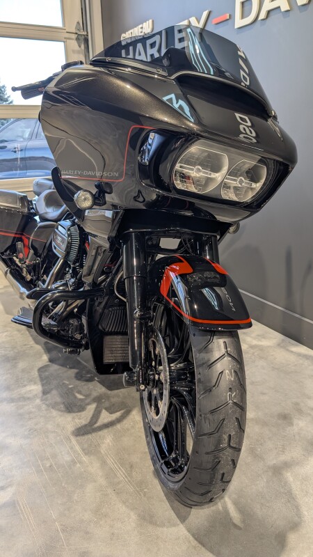 2018 Harley-Davidson CVO Road Glide Black Earth & Vivid Black - Photo 2