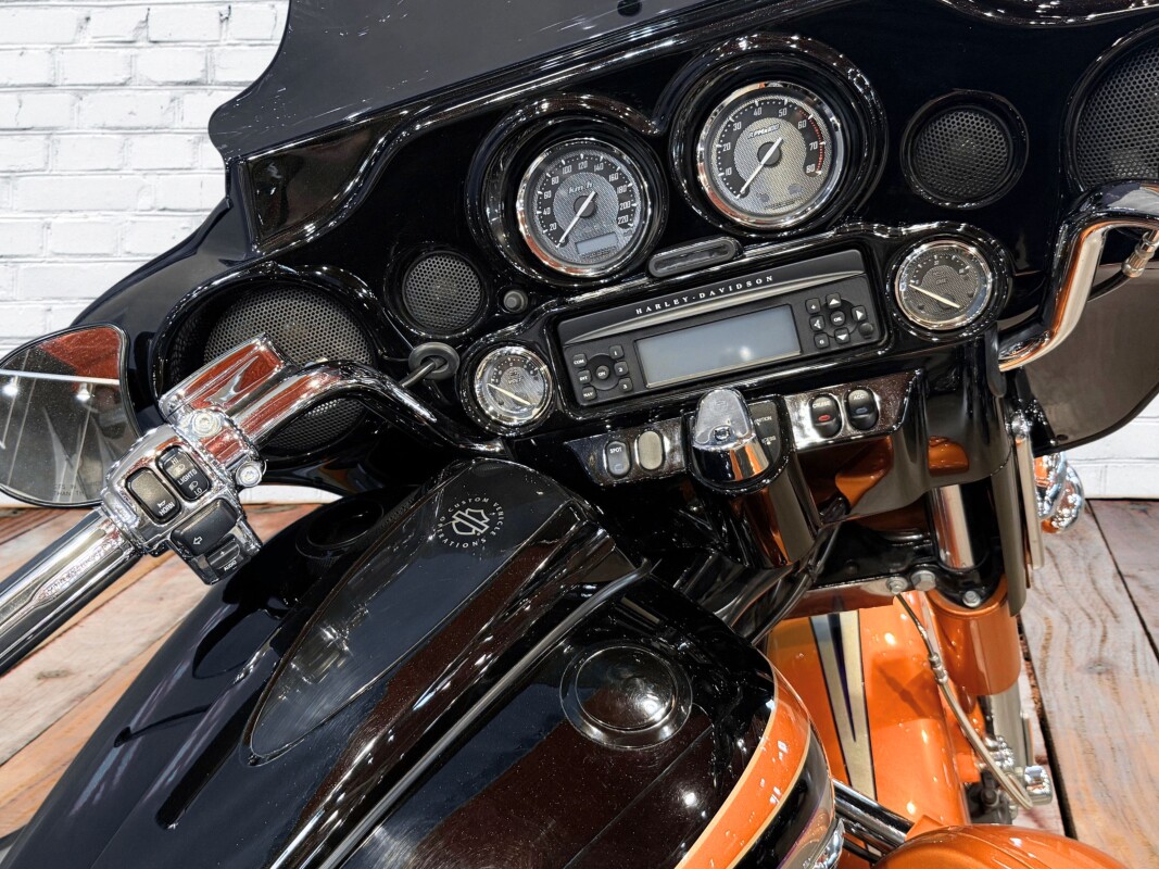 2011 Harley-Davidson CVO Street Glide Black Diamond and Inferno Orange - Photo 9