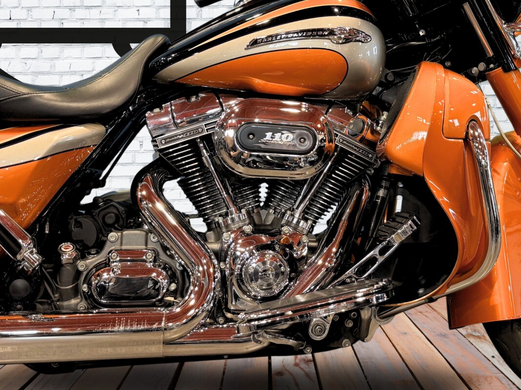 2011 Harley-Davidson CVO Street Glide Black Diamond and Inferno Orange - Photo 4