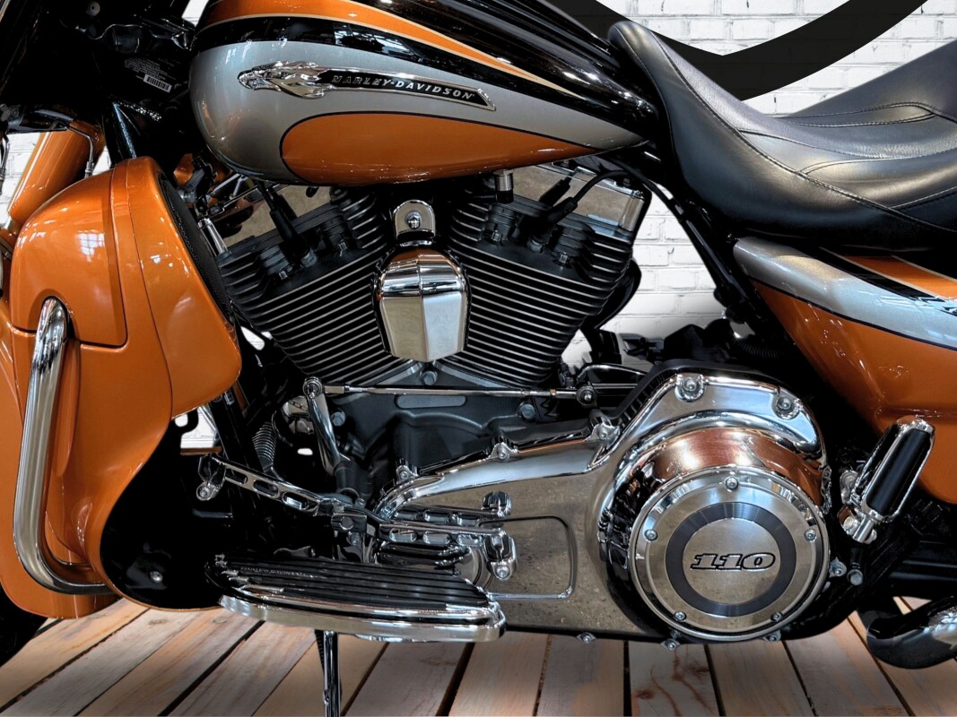 2011 Harley-Davidson CVO Street Glide Black Diamond and Inferno Orange - Photo 7