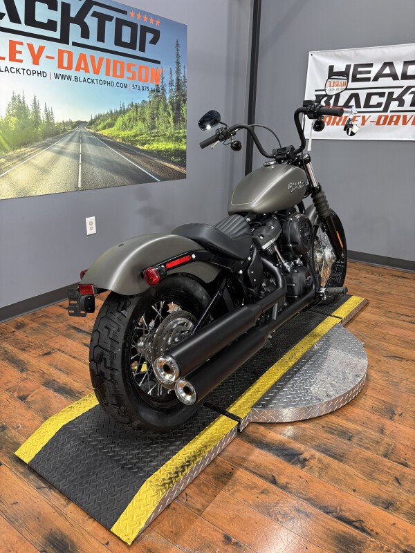 2019 Harley-Davidson Street Bob INDSTRL GRY DNM W/PINSTRIPE - Photo 4