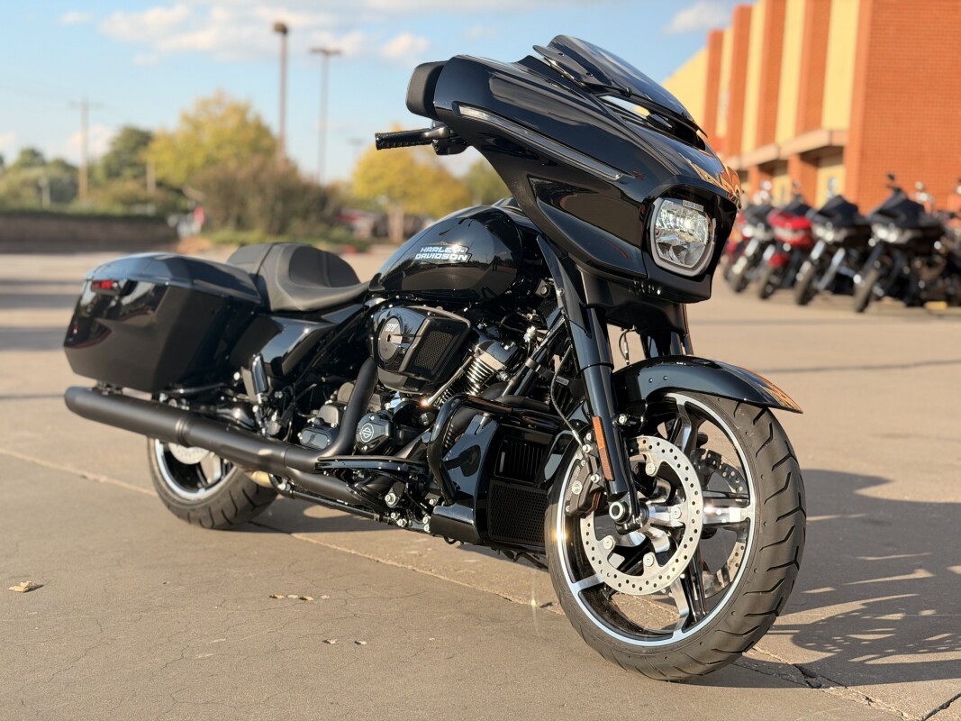 2025 Harley-Davidson Street Glide FLHX Vivid Black - Photo 2