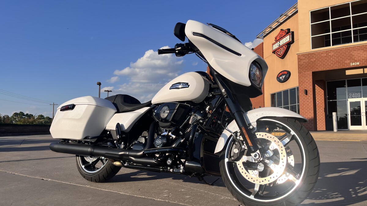 2025 Harley-Davidson Street Glide FLHX White Onyx Pearl - Black Finish - Photo 2