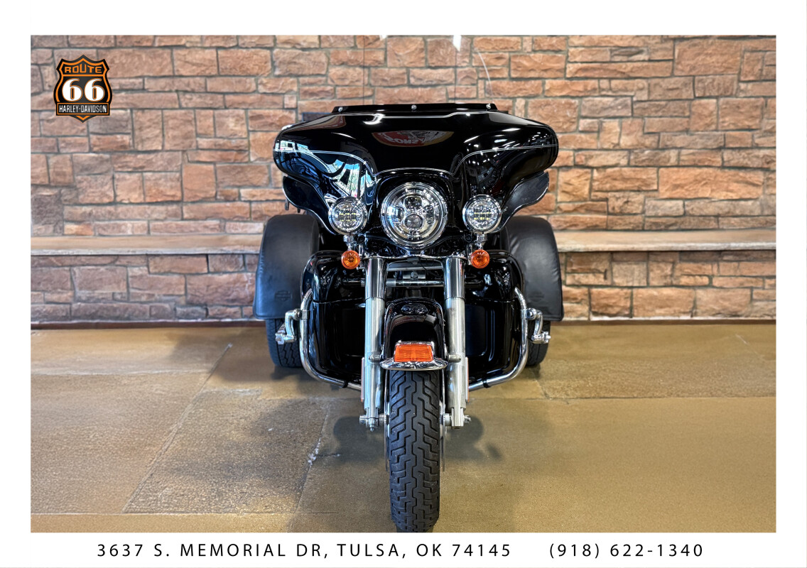 2012 Harley-Davidson Tri Glide Ultra BLACK W/ PINSTRIPE - Photo 2