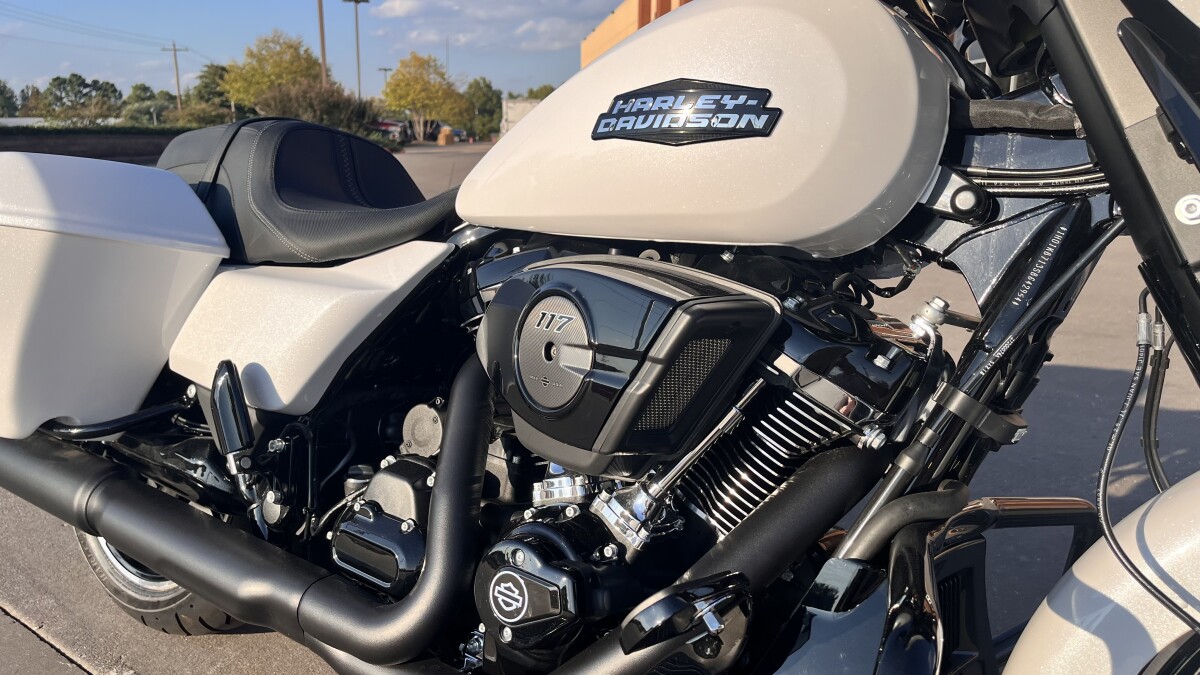 2025 Harley-Davidson Street Glide FLHX White Onyx Pearl - Black Finish - Photo 9