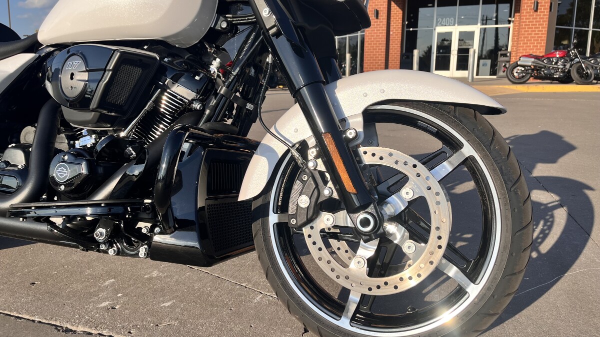 2025 Harley-Davidson Street Glide FLHX White Onyx Pearl - Black Finish - Photo 10