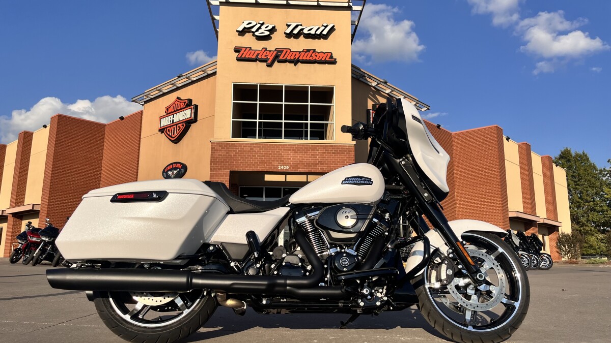 2025 Harley-Davidson Street Glide FLHX White Onyx Pearl - Black Finish
