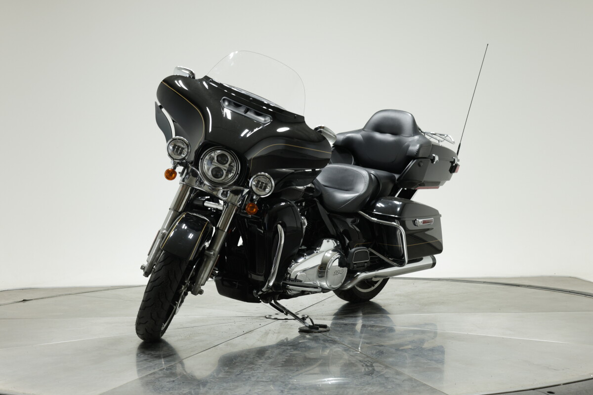 2020 HARLEY-DAVIDSON FLHTK in Vivid Black w/ Pinstripe - Photo 2