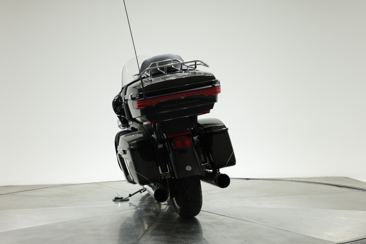 2020 HARLEY-DAVIDSON FLHTK in Vivid Black w/ Pinstripe - Photo 8
