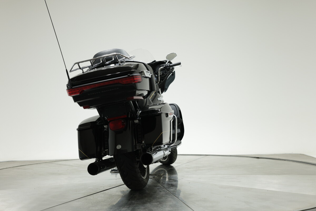 2020 HARLEY-DAVIDSON FLHTK in Vivid Black w/ Pinstripe - Photo 9