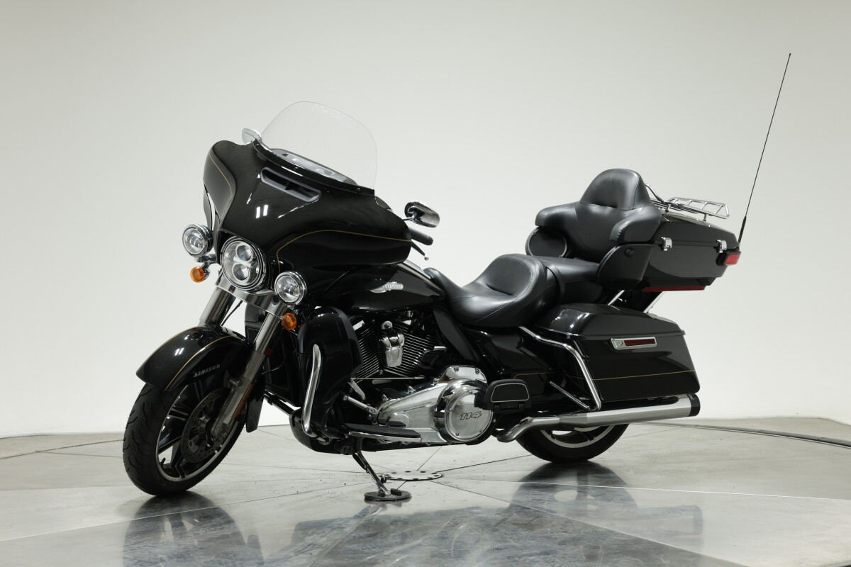 2020 HARLEY-DAVIDSON FLHTK in Vivid Black w/ Pinstripe - Photo 3