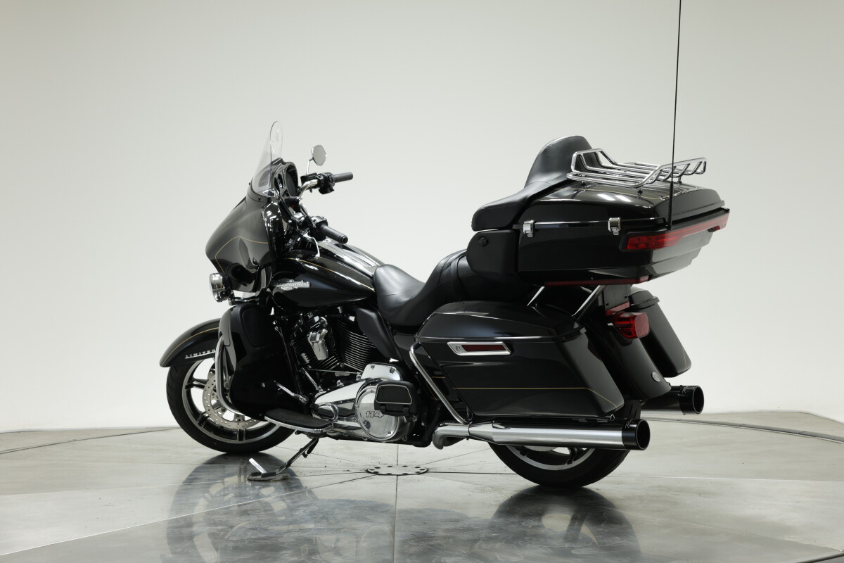 2020 HARLEY-DAVIDSON FLHTK in Vivid Black w/ Pinstripe - Photo 6