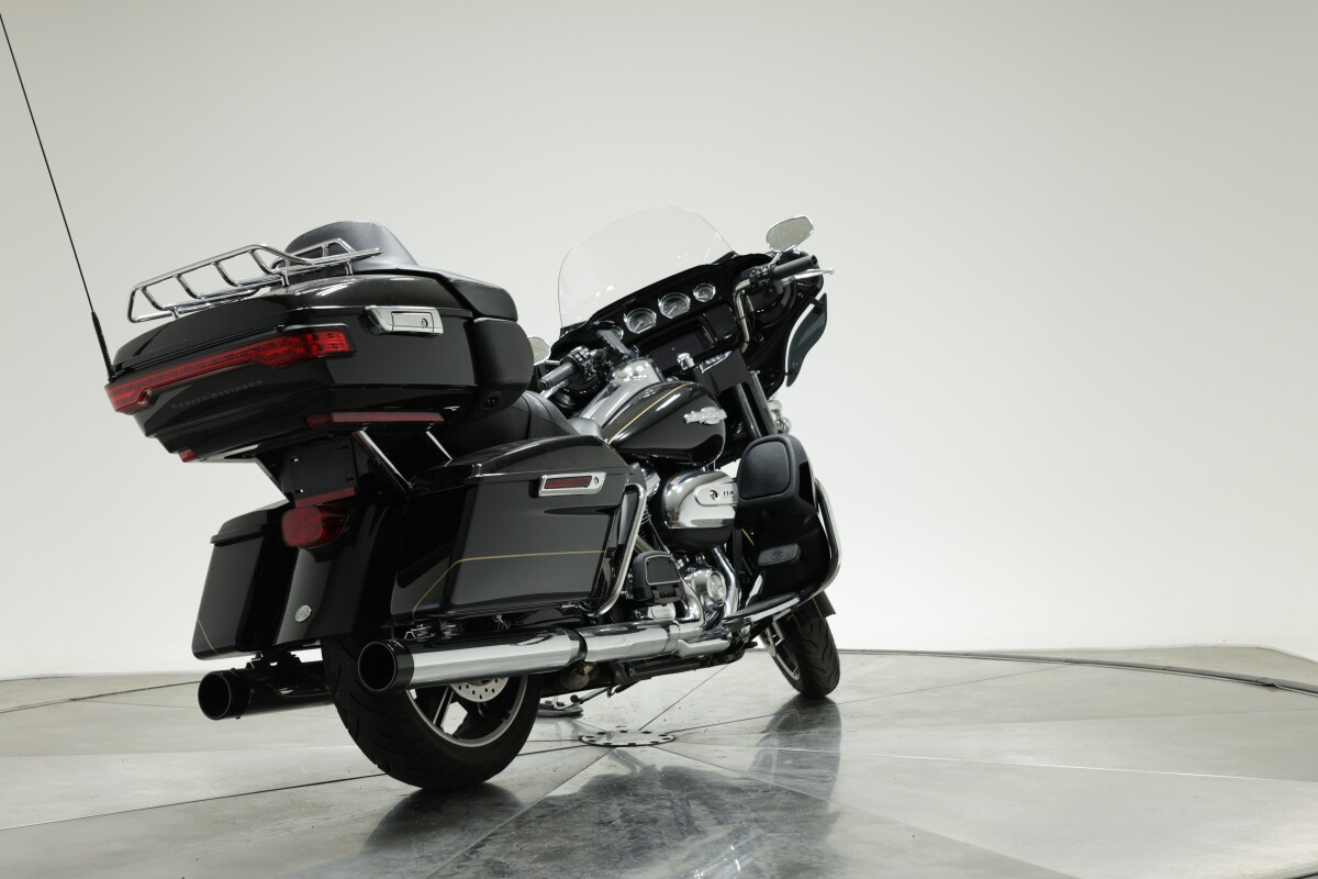 2020 HARLEY-DAVIDSON FLHTK in Vivid Black w/ Pinstripe - Photo 10