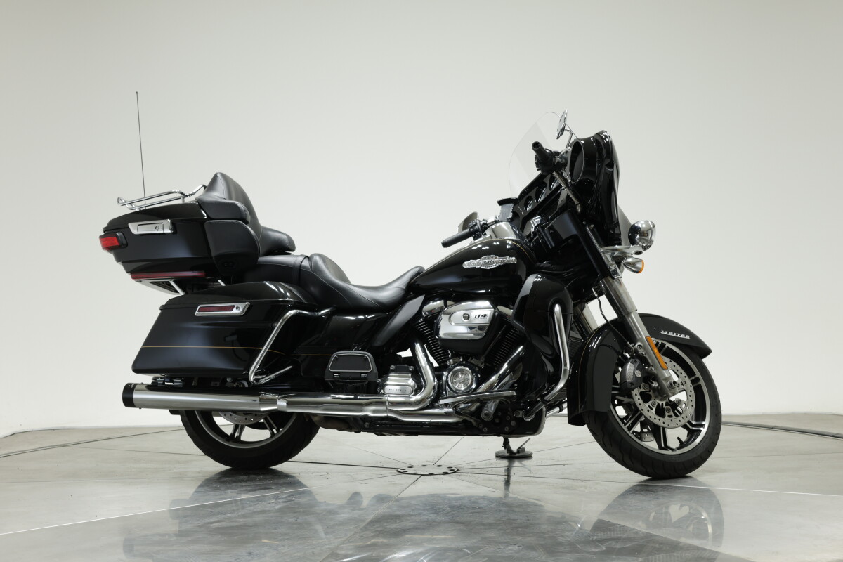 2020 HARLEY-DAVIDSON FLHTK in Vivid Black w/ Pinstripe