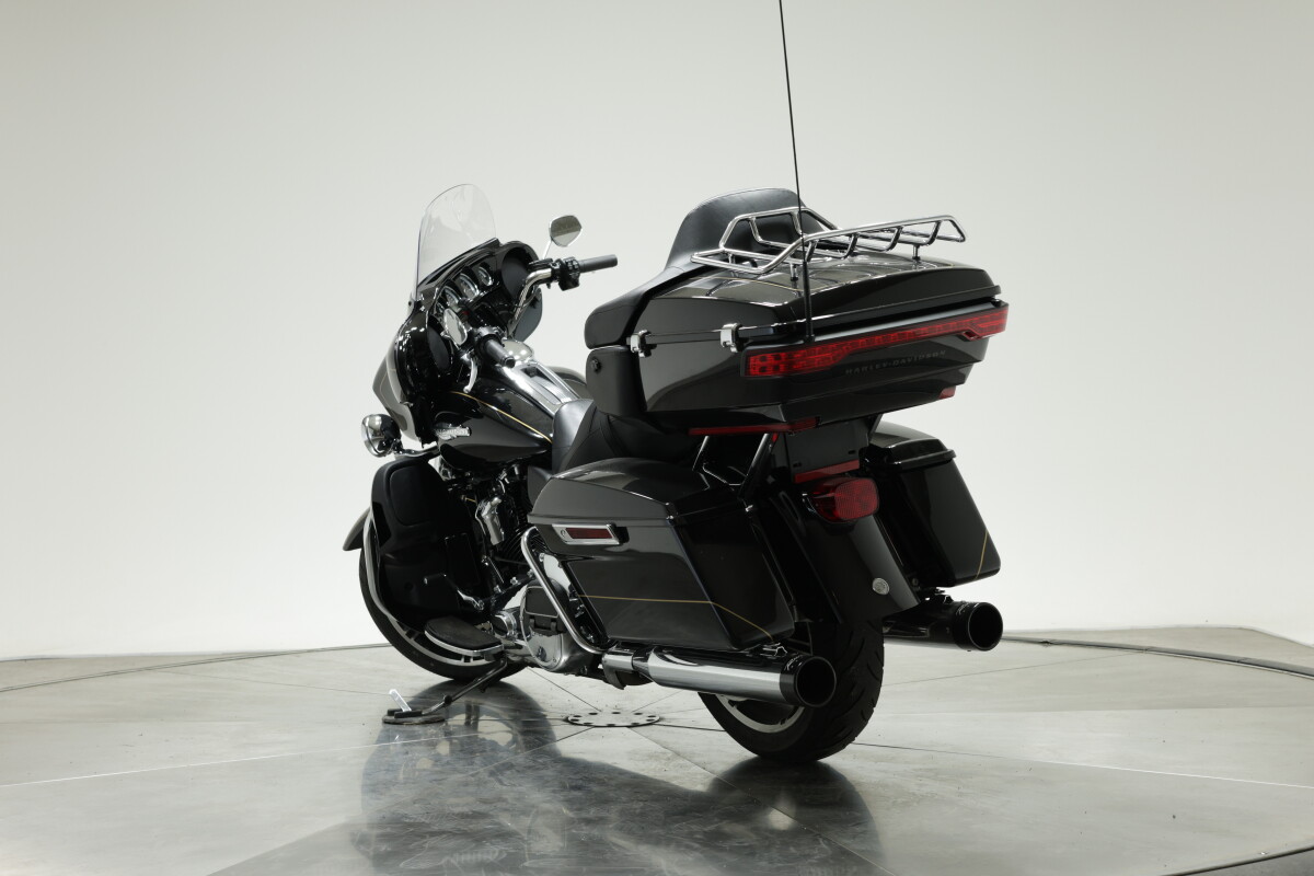 2020 HARLEY-DAVIDSON FLHTK in Vivid Black w/ Pinstripe - Photo 7
