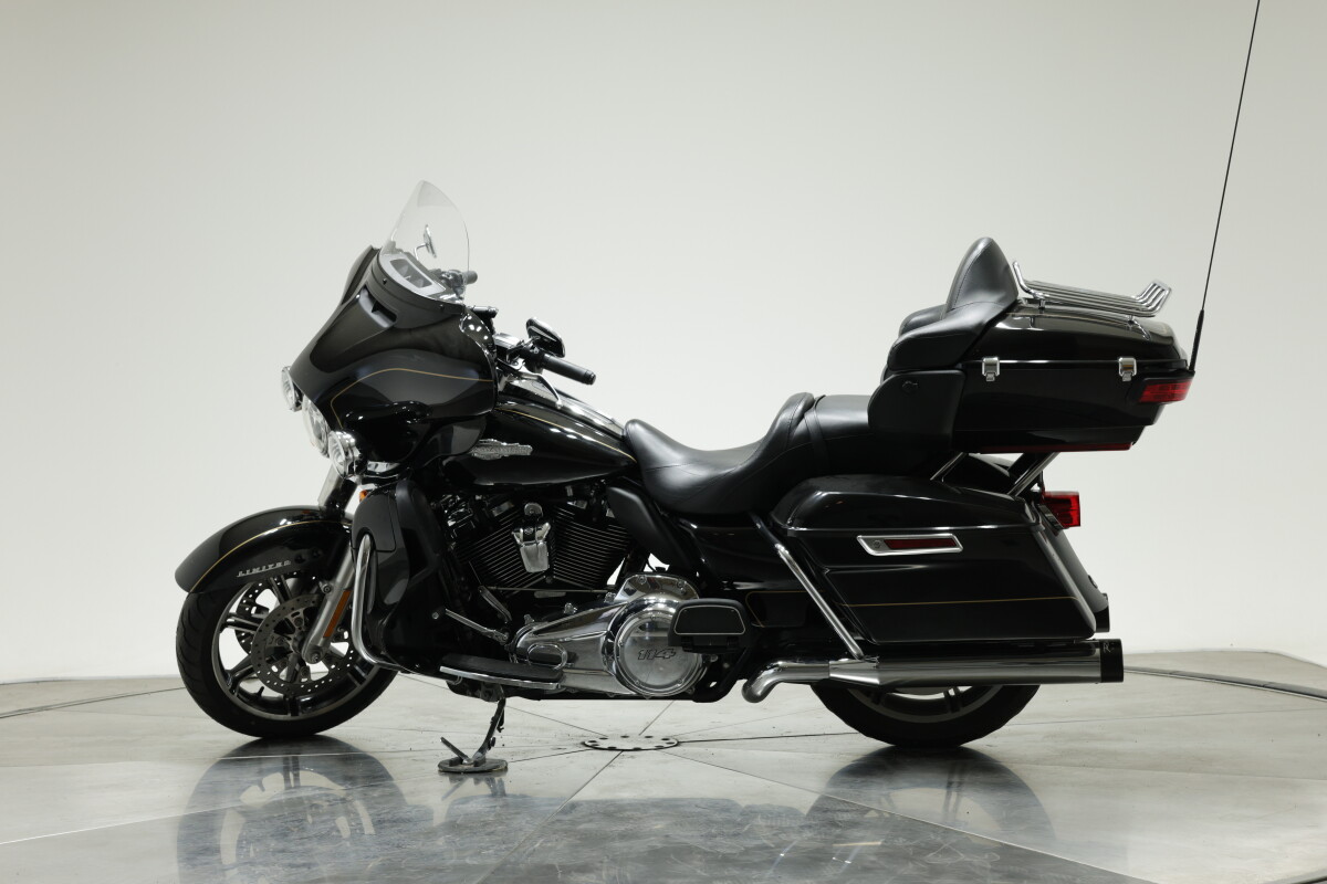 2020 HARLEY-DAVIDSON FLHTK in Vivid Black w/ Pinstripe - Photo 5