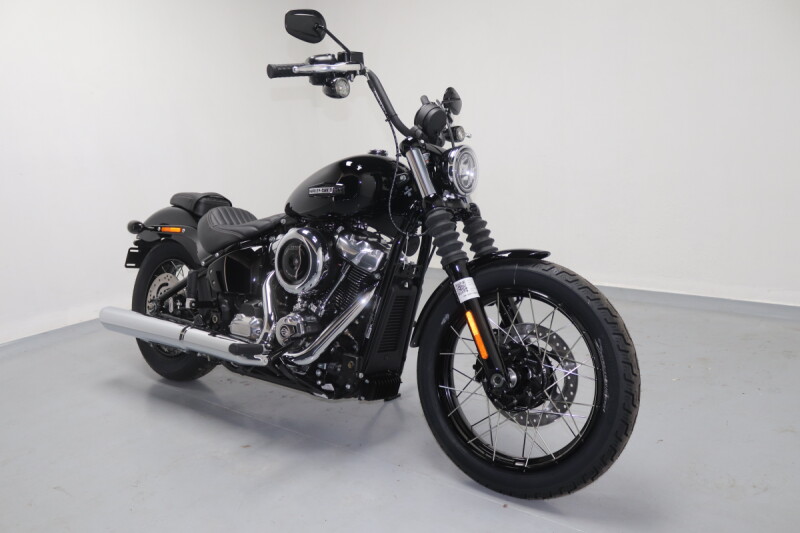 2025 Harley-Davidson® Street Bob™ Vivid Black w/Laced Wheels