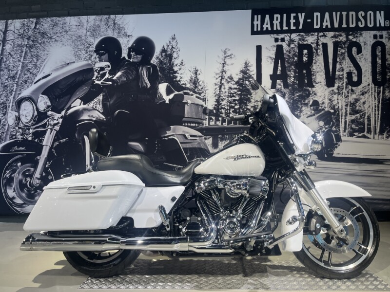 2017 Harley-Davidson® Street Glide® Special Crushed Ice Pearl