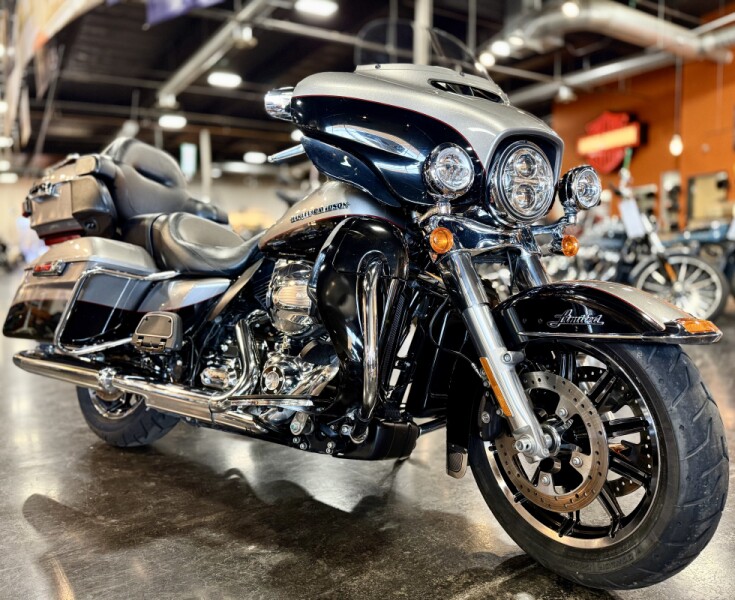 2016 Harley-Davidson® Ultra Limited Two-Tone Billet Silver/Vivid Black