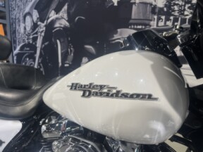 2017 Harley-Davidson® Street Glide® Special Crushed Ice Pearl thumb 1