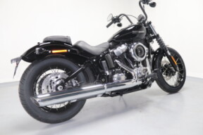 2025 Harley-Davidson® Street Bob™ Vivid Black w/Laced Wheels thumb 3