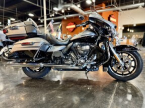2016 Harley-Davidson® Ultra Limited Two-Tone Billet Silver/Vivid Black thumb 3