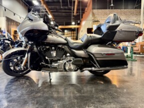 2016 Harley-Davidson® Ultra Limited Two-Tone Billet Silver/Vivid Black thumb 2
