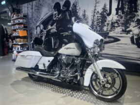 2017 Harley-Davidson® Street Glide® Special Crushed Ice Pearl thumb 3