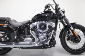 2025 Harley-Davidson® Street Bob™ Vivid Black w/Laced Wheels thumb 0