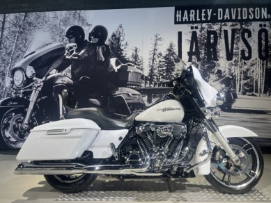 2017 Harley-Davidson® Street Glide® Special Crushed Ice Pearl