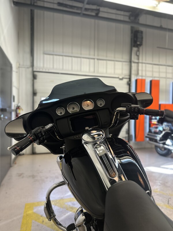 2022 Harley-Davidson Street Glide Vivid Black - Photo 9