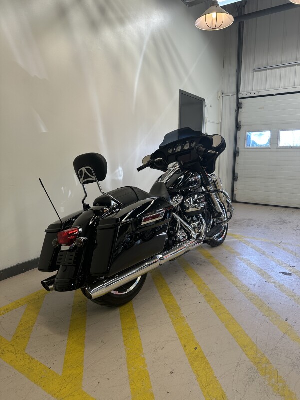 2022 Harley-Davidson Street Glide Vivid Black - Photo 6
