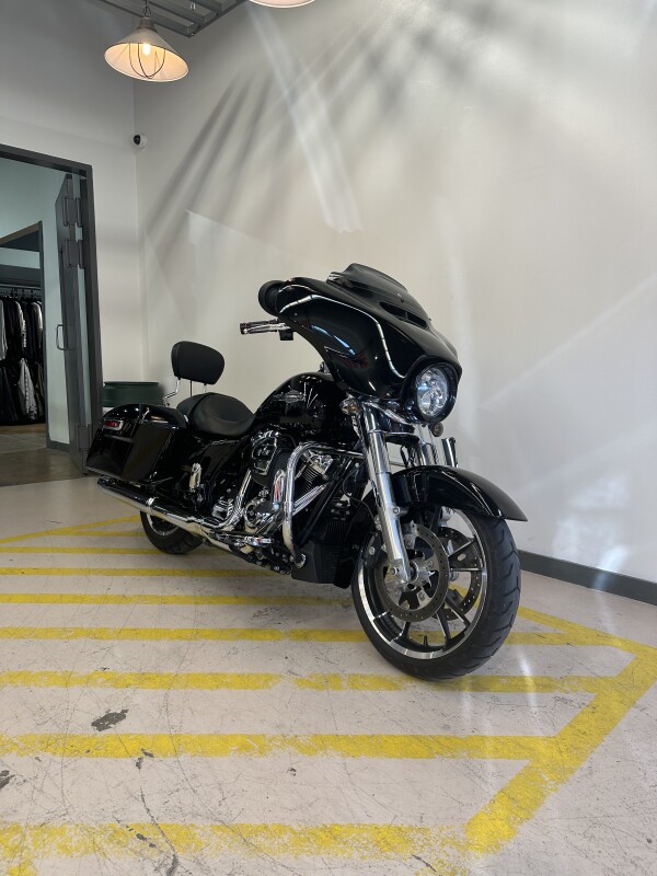 2022 Harley-Davidson Street Glide Vivid Black - Photo 2