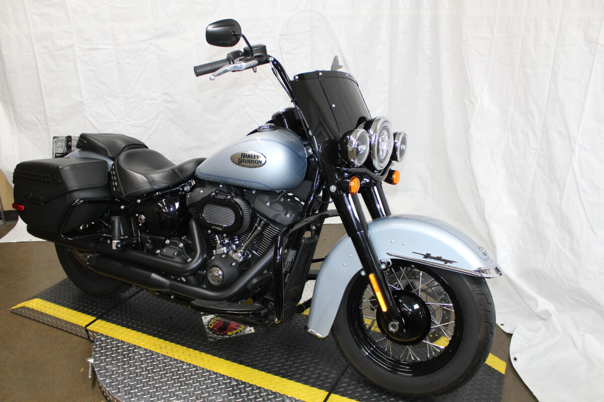 Harley-Davidson Heritage Classic 114 2024 FLHCS 041576T ATLAS SLV MTLIC W/ PINSTRIP - Photo 2