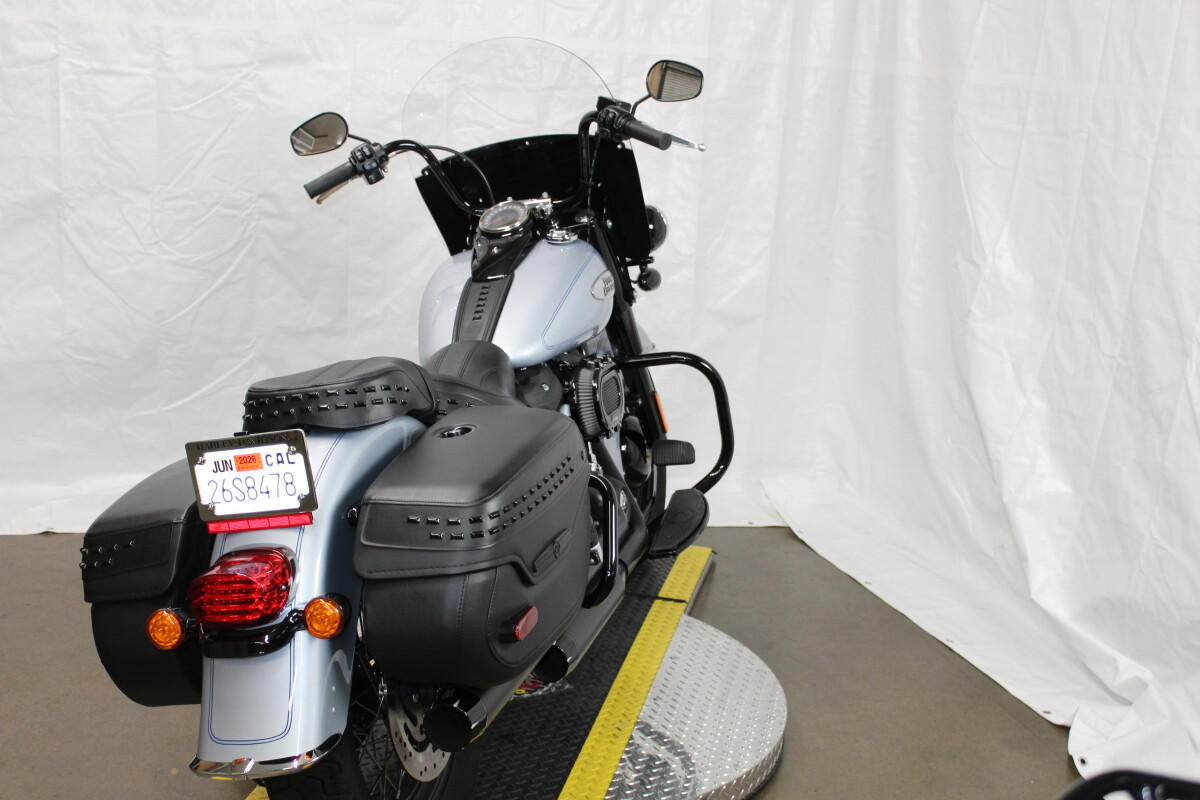 Harley-Davidson Heritage Classic 114 2024 FLHCS 041576T ATLAS SLV MTLIC W/ PINSTRIP - Photo 8