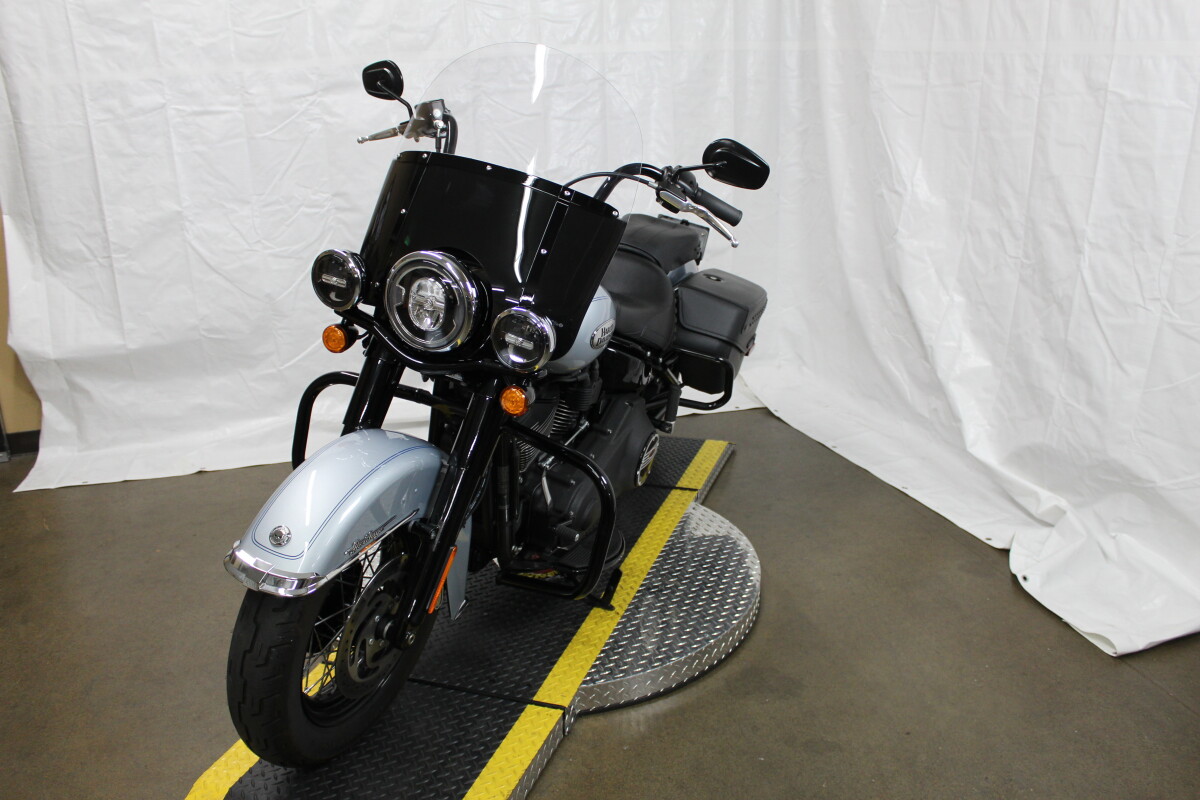 Harley-Davidson Heritage Classic 114 2024 FLHCS 041576T ATLAS SLV MTLIC W/ PINSTRIP - Photo 4