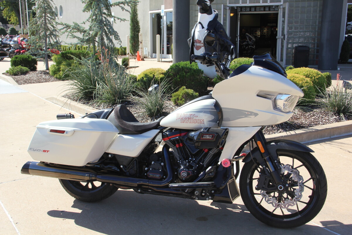 2024 Harley-Davidson CVO Road Glide ST Golden White Pearl - Photo 4