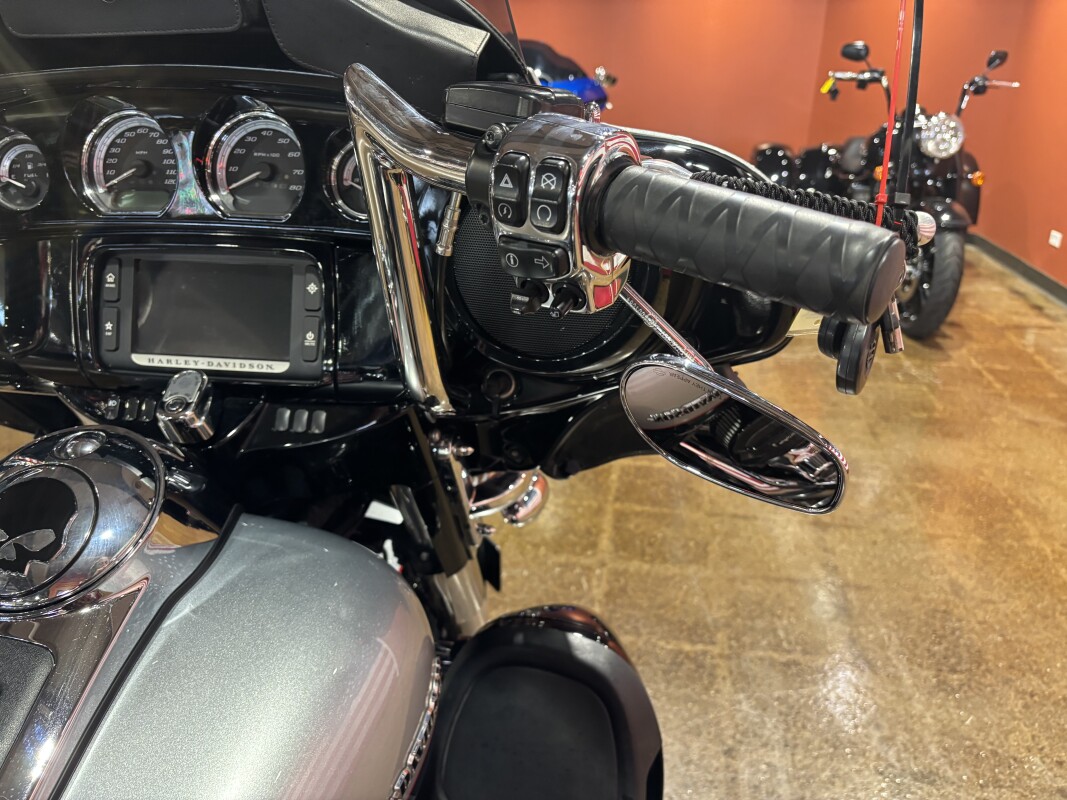 Harley-Davidson Ultra Limited 2015 FLHTK BRIL SLVR/V BLK W/ PINSTRIP - Photo 6