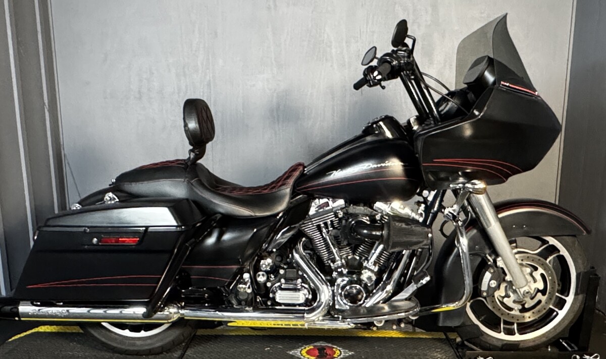 2011 Harley-Davidson Road Glide Custom FLTRX BLACK DENIM W/PINSTRIPE