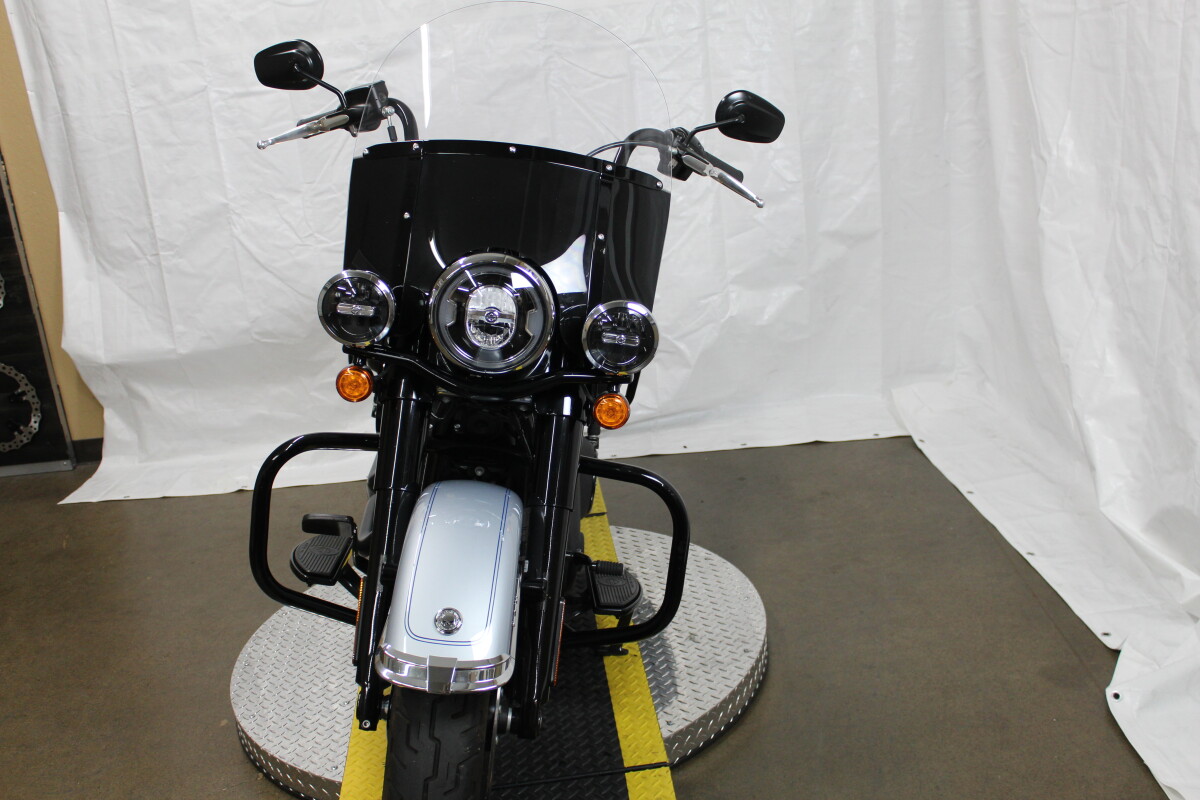 Harley-Davidson Heritage Classic 114 2024 FLHCS 041576T ATLAS SLV MTLIC W/ PINSTRIP - Photo 3