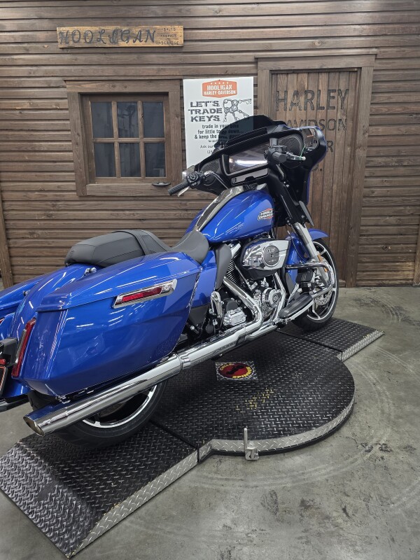 2025 Harley-Davidson Street Glide BLUE BURST/CHROME TRIM - Photo 2