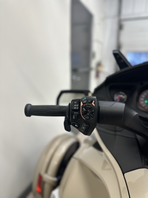 2017 Can-Am Spyder RT Champagne - Photo 10