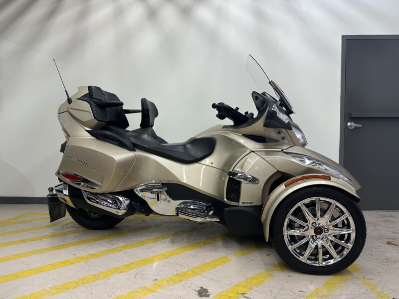 2017 Can-Am Spyder RT Champagne