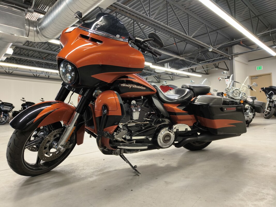 2017 Harley-Davidson CVO Street Glide Sunset Orange Fade & Sunset Black