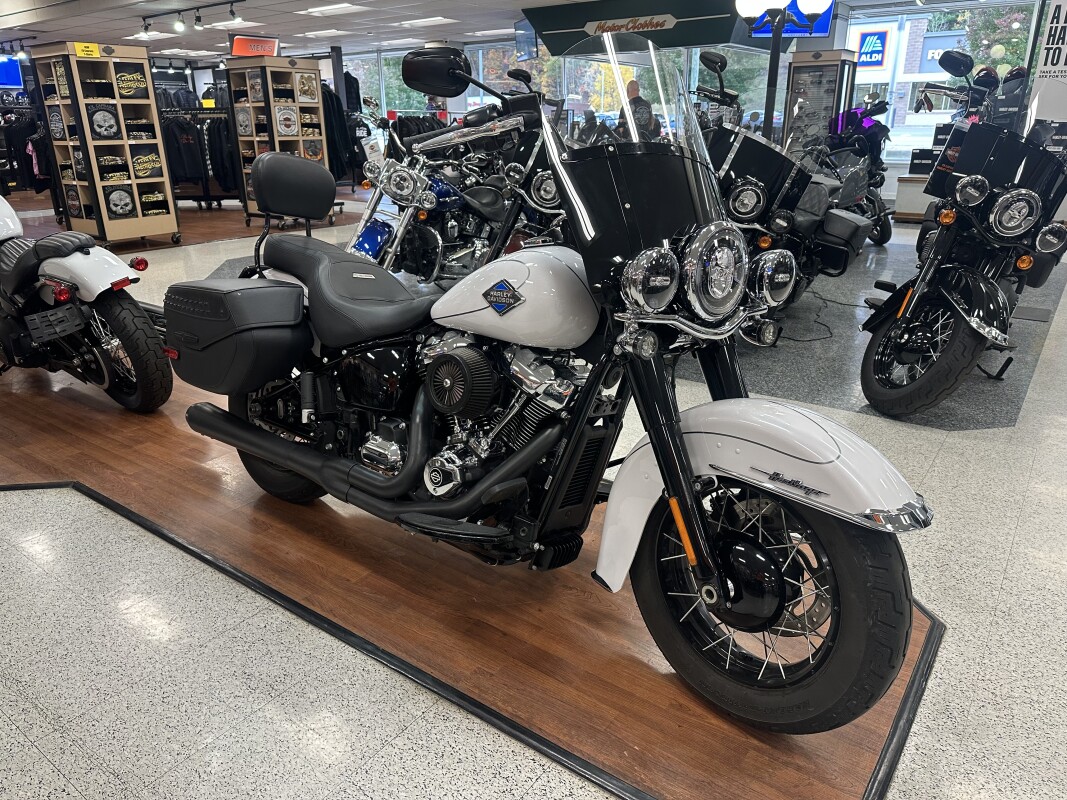 2025 Harley-Davidson Heritage Classic White Onyx w/Laced Wheels