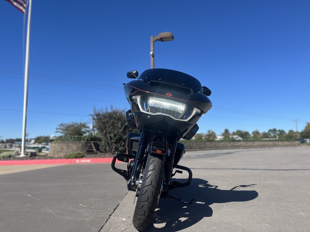 2025 Harley-Davidson Road Glide FLTRX Vivid Black w/ El Roy Pinstriping - Photo 8