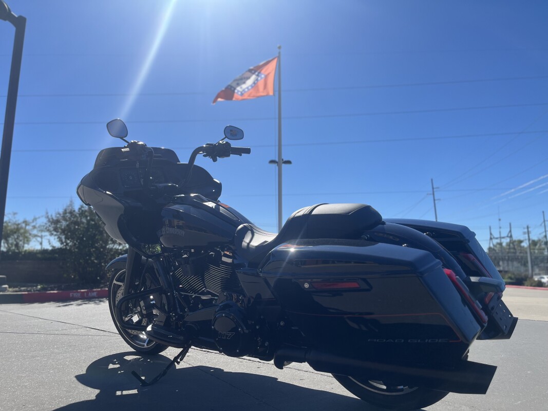 2025 Harley-Davidson Road Glide FLTRX Vivid Black w/ El Roy Pinstriping - Photo 5