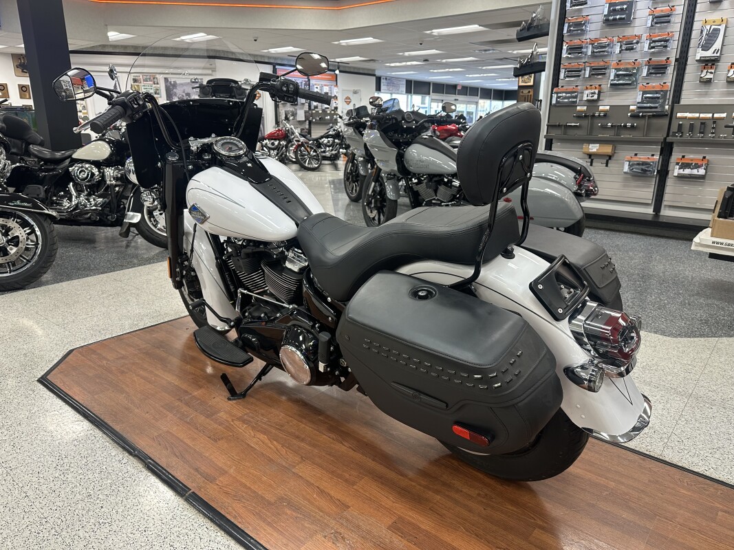 2025 Harley-Davidson Heritage Classic White Onyx w/Laced Wheels - Photo 4