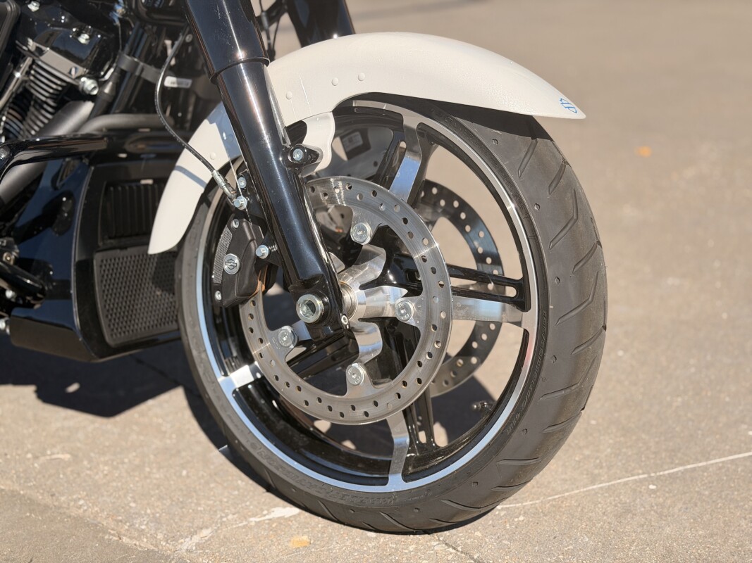 2025 Harley-Davidson Road Glide FLTRX White Onyx Pearl W/ El Roy Pinstriping - Photo 8