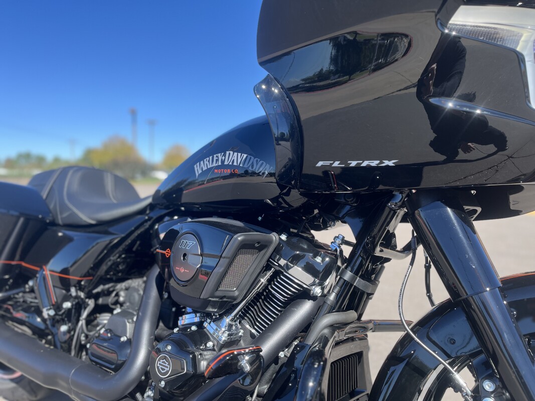 2025 Harley-Davidson Road Glide FLTRX Vivid Black w/ El Roy Pinstriping - Photo 10